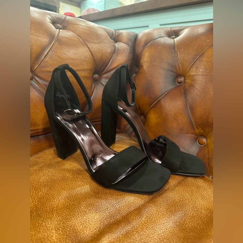 NWOTChelsea Moreland Marvel black side buckle, slightly padded toe faux suede 4”